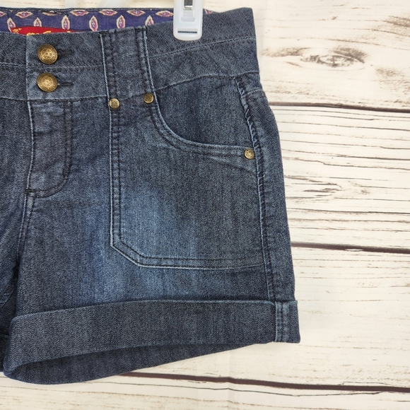 One 5 One Denim Woman's Shorts Size 4 Decorative Adorable Buttons - Picture 4 of 8